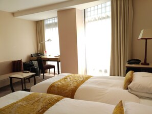 Habitación estándar con 2 camas individuales | Ropa de cama de alta calidad y caja de seguridad en la habitación 