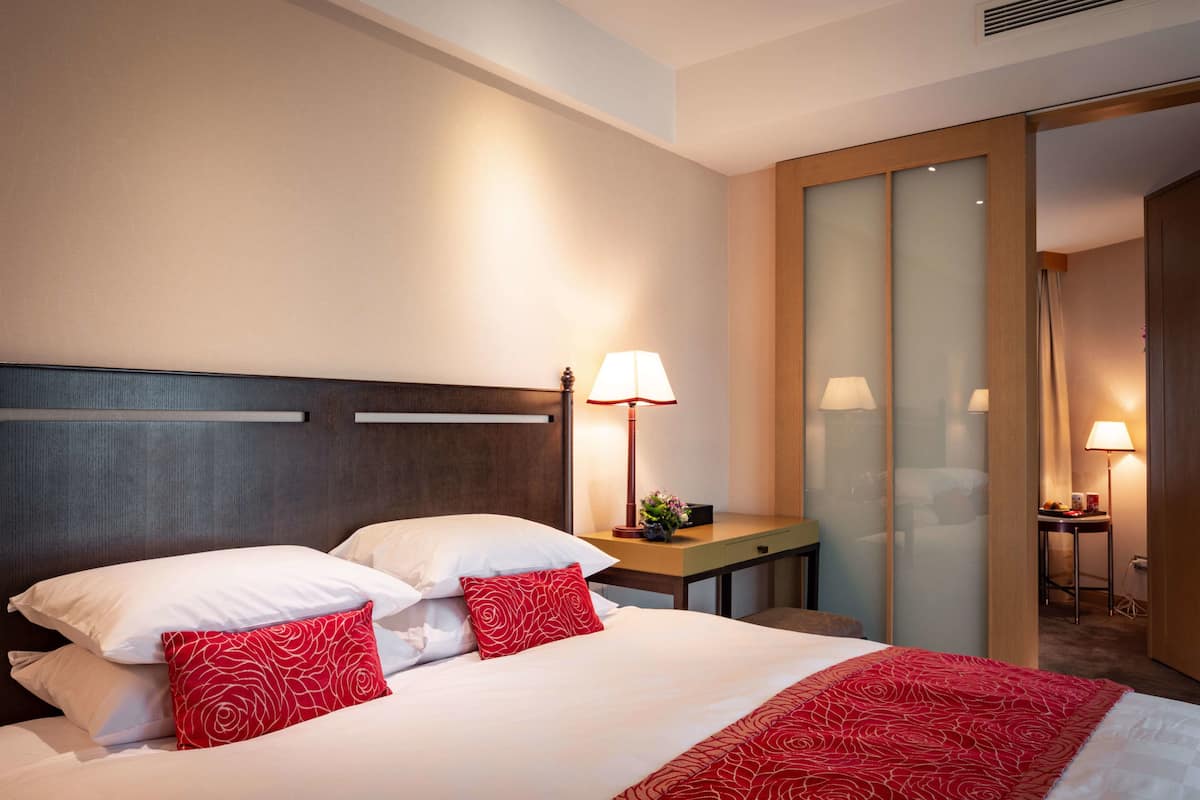 Executive Süit, 1 Büyük (Queen) Boy Yatak | Kaliteli yatak takımı, odada kasa, masa