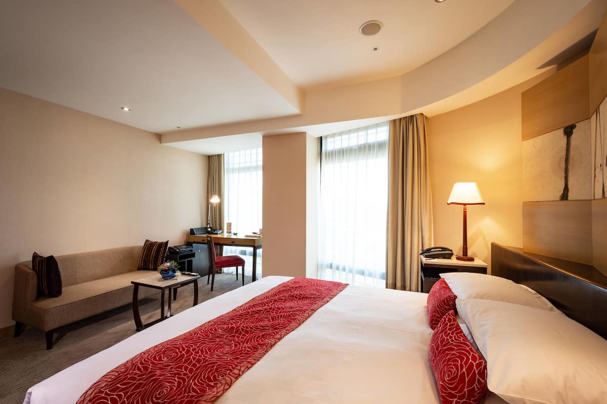 Kaliteli yatak takımı, odada kasa, masa