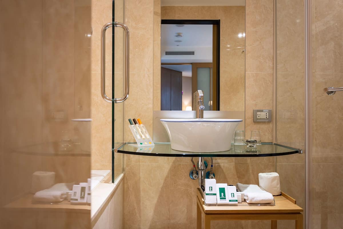 Executive Süit, 1 Büyük (Queen) Boy Yatak | Banyo | Ücretsiz banyo/kozmetik ürünleri, saç kurutma makinesi, bornoz, terlik