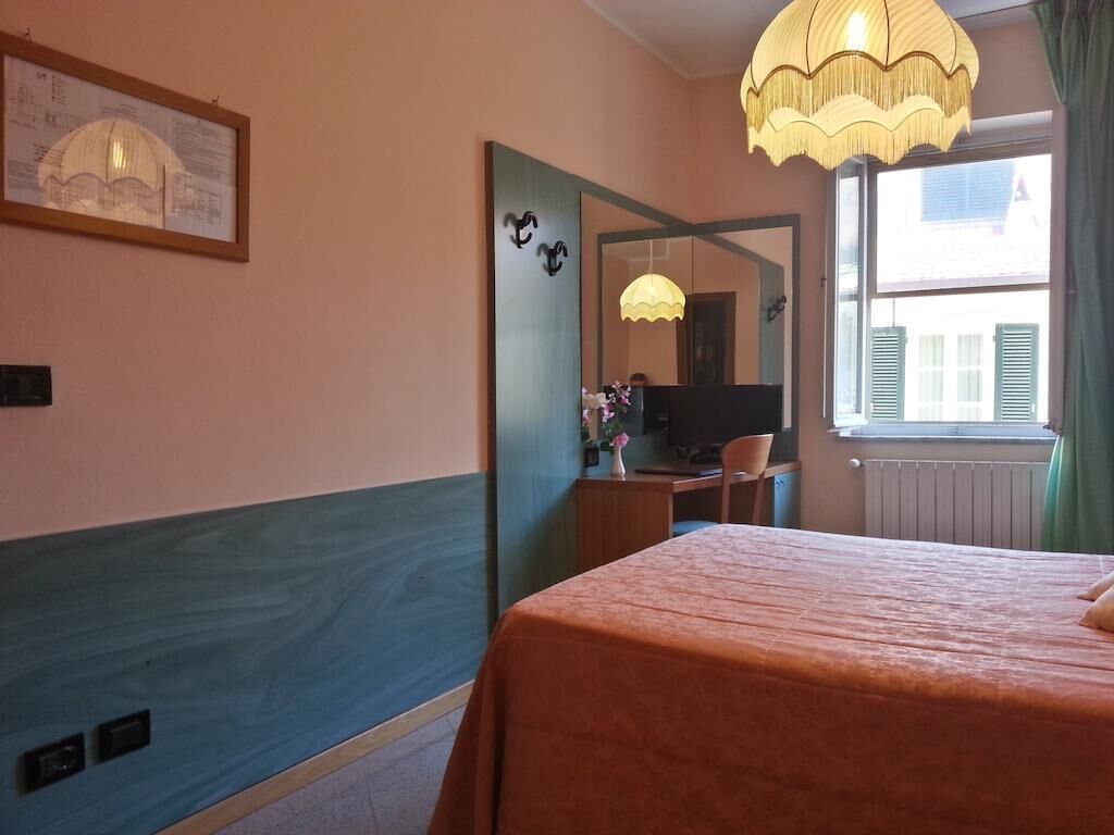Hypo-allergenic bedding, minibar, desk, soundproofing