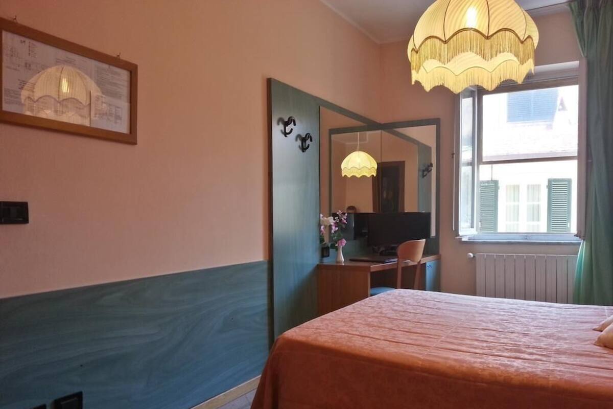 Hypo-allergenic bedding, minibar, desk, soundproofing