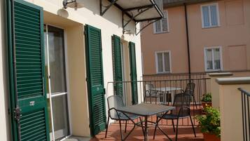 1 bedroom, hypo-allergenic bedding, minibar, desk