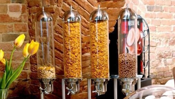 Um buffet com diversos alimentos e acompanhamentos.