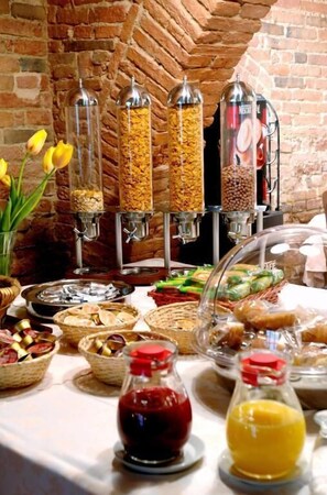 A buffet with various food items and condiments. - Hotel Di Stefano (Pisa)
