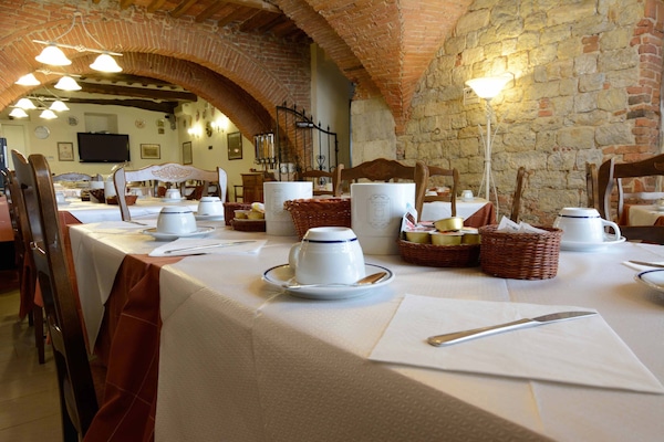 Desayuno continental diario (EUR 10 por persona)