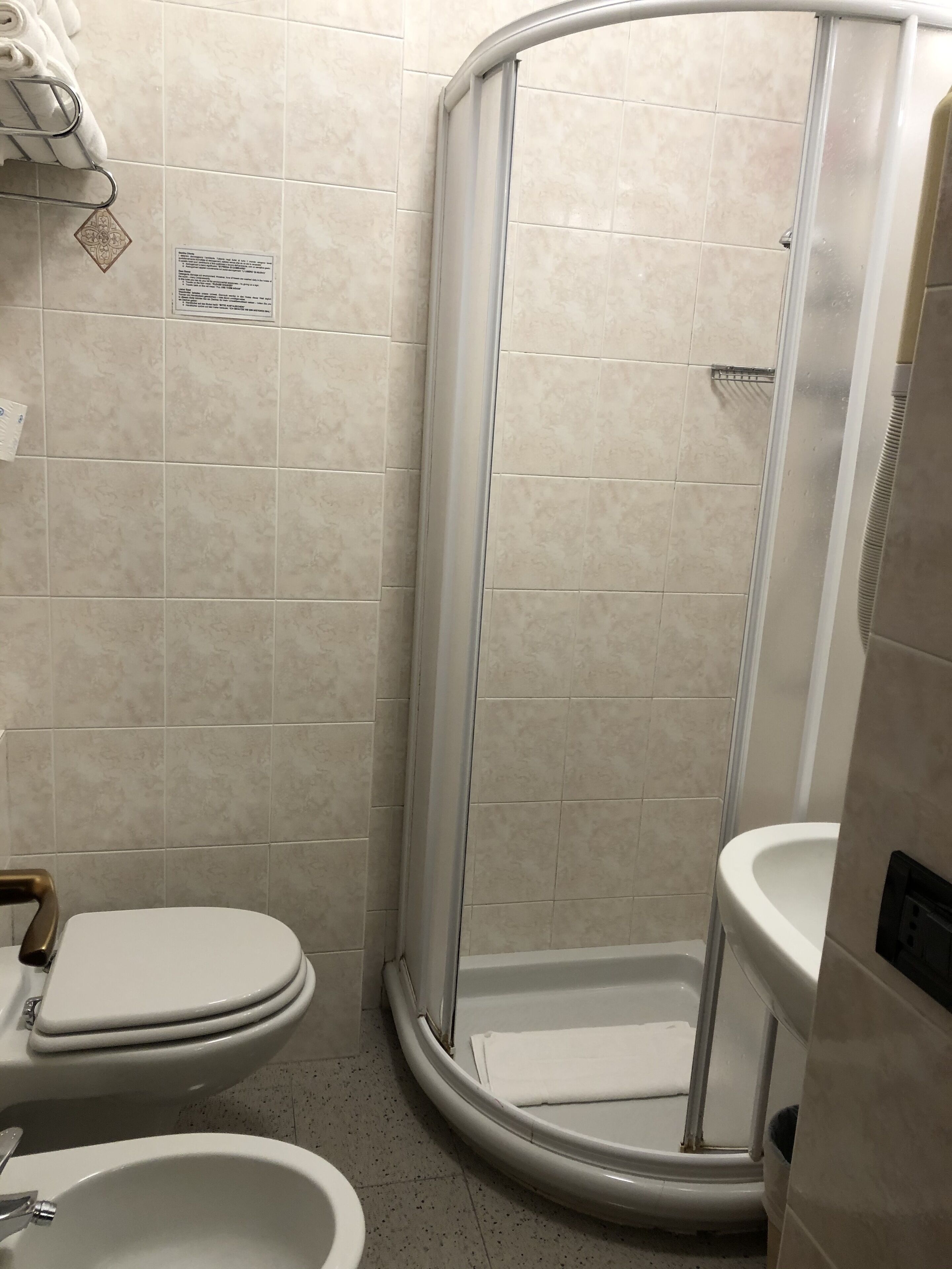 Une salle de bain avec une douche, des toilettes et un lavabo.