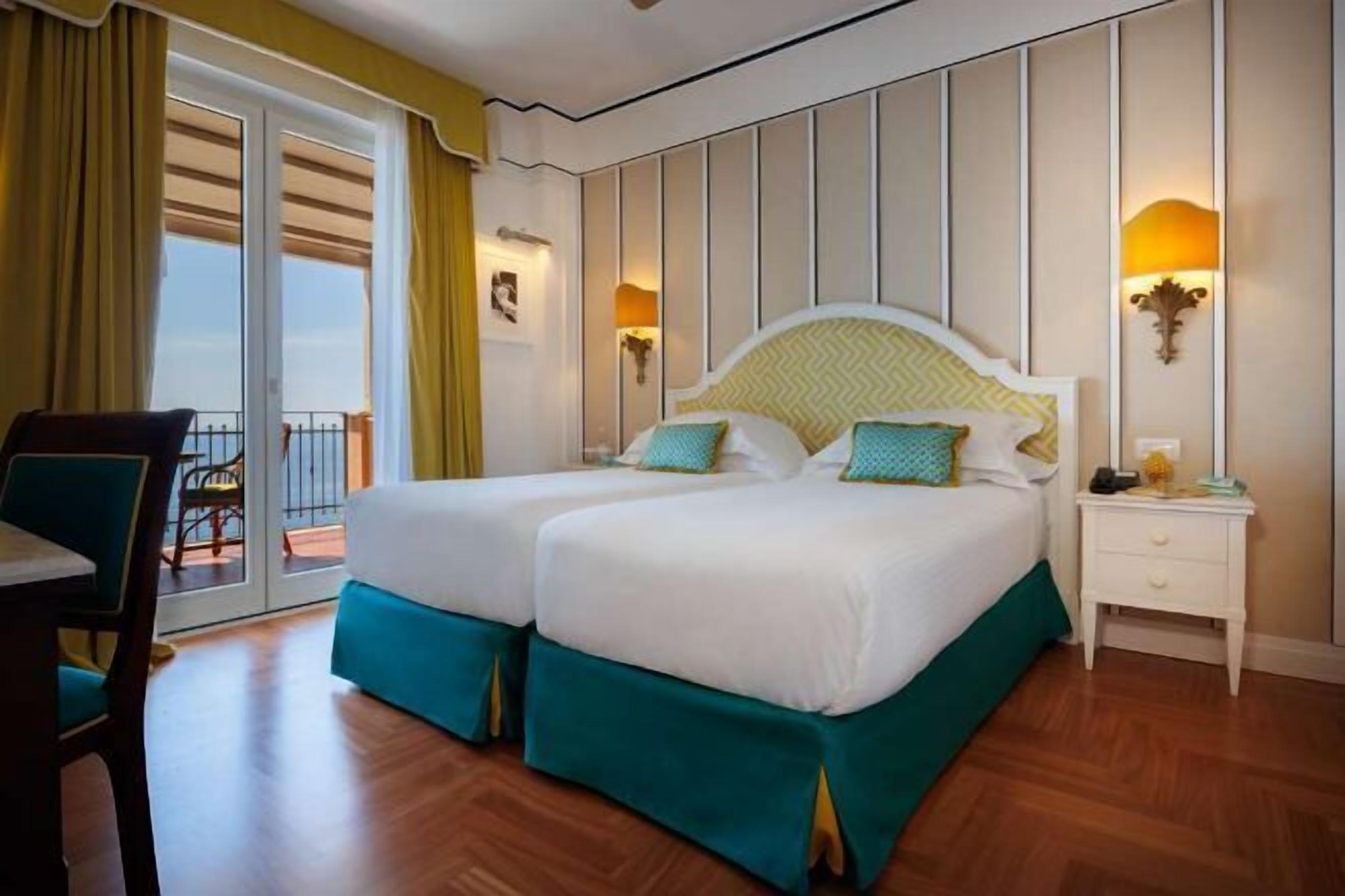 Bộ đồ giường cao cấp, chăn bông, nệm có lớp đệm bông, minibar 