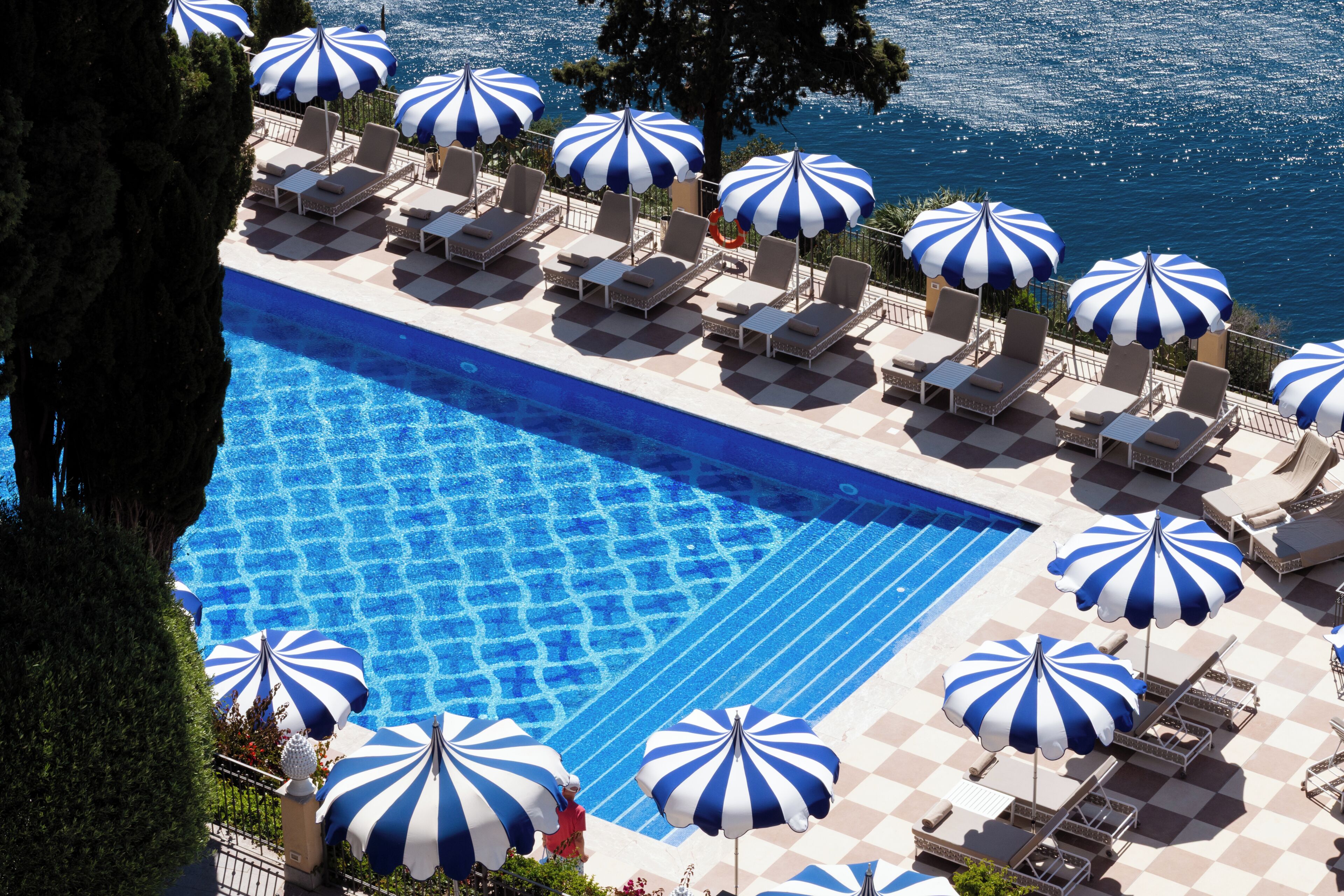 Seasonal outdoor pool, pool umbrellas, sun loungers