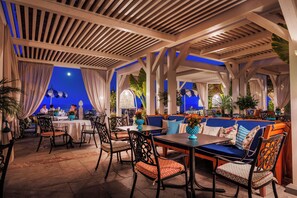 2 restaurants servant le petit déjeuner, le déjeuner et le dîner