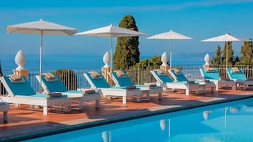 Seasonal outdoor pool, pool umbrellas, sun loungers