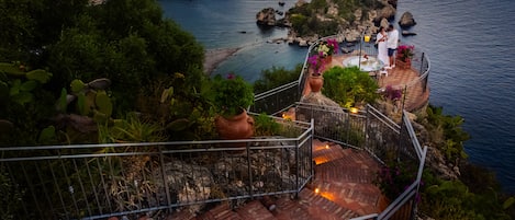 2 restaurants, breakfast, lunch, dinner served; international cuisine