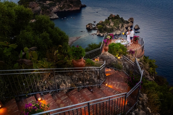 2 ristoranti, aperti a colazione e a pranzo, cucina internazionale