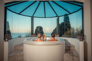 Couples treatment rooms, sauna, hot tub, steam room, Turkish bath