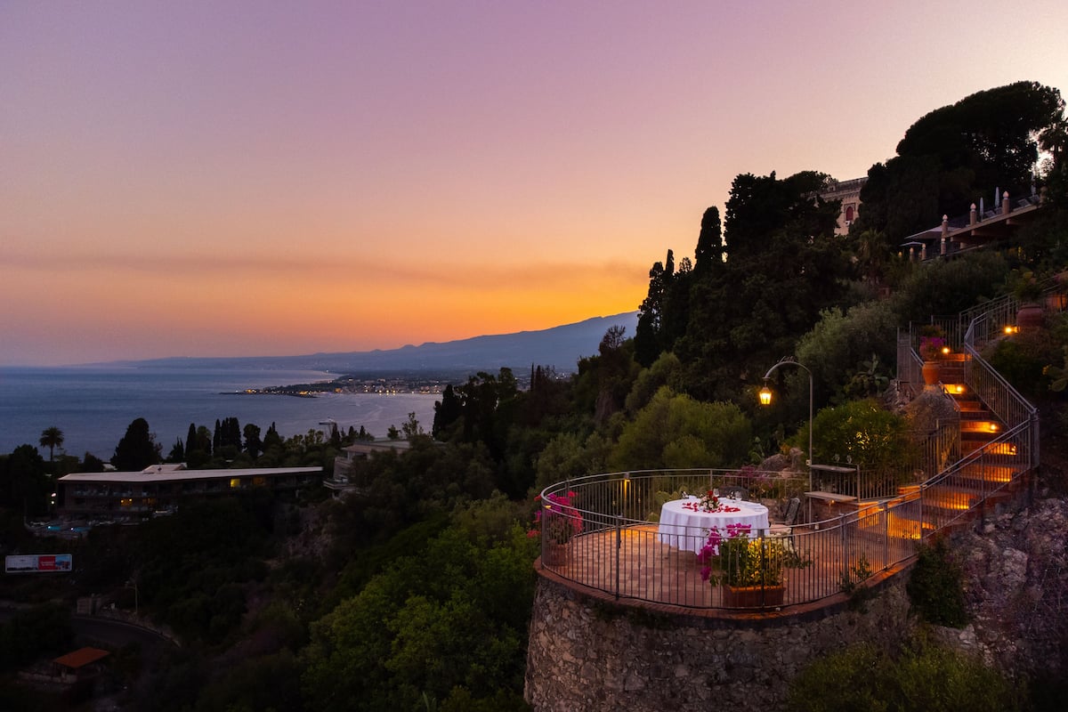 2 restaurants, breakfast, lunch, dinner served; international cuisine