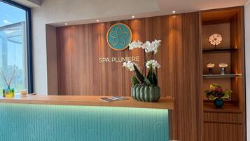 Couples treatment room(s), sauna, hot tub, steam room