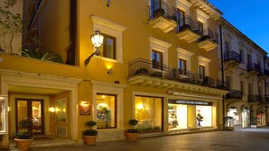Front of property – evening/night - Isabella (Taormina)