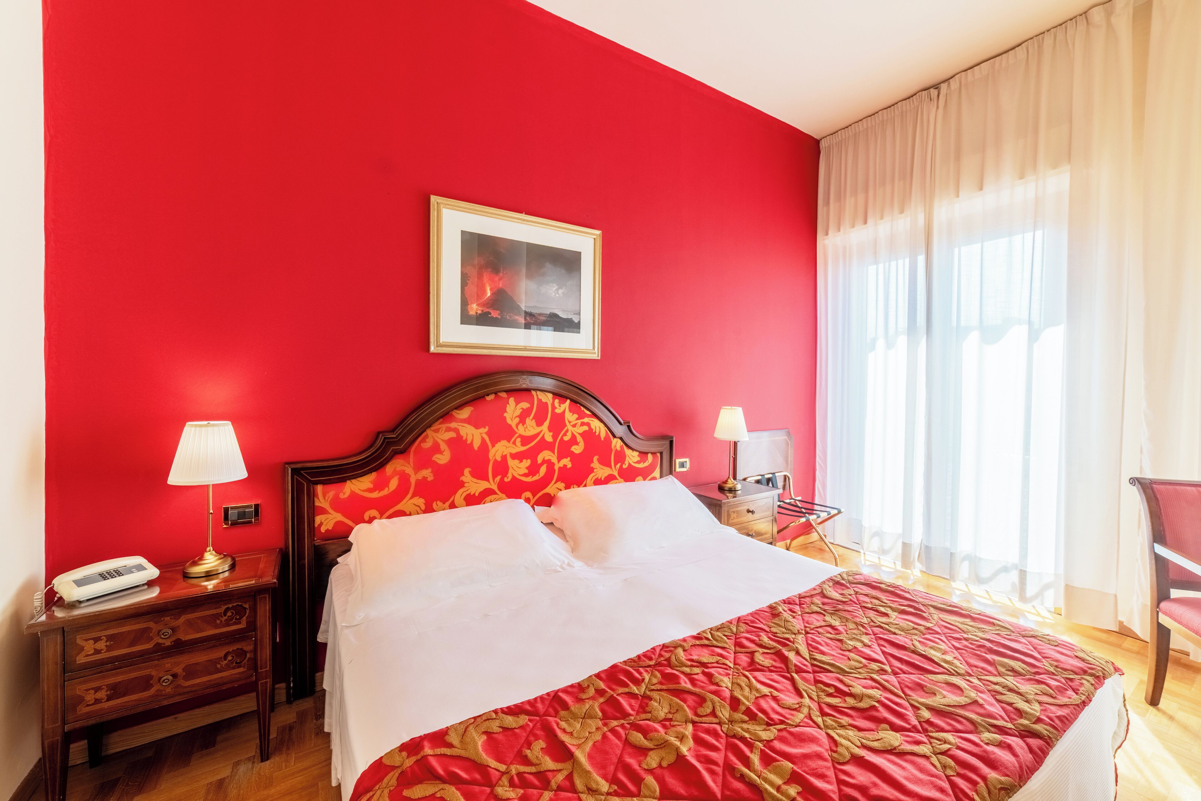 Minibar, safe på rommet, skrivebord og wi-fi (inkludert)