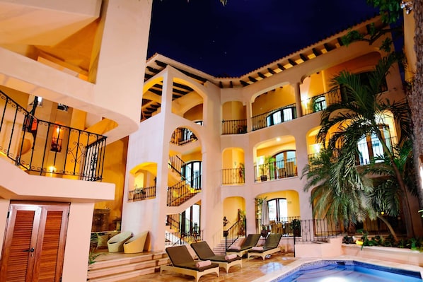 Courtyard - Acanto Playa del Carmen, Trademark Collection by Wyndham (Playa del Carmen)