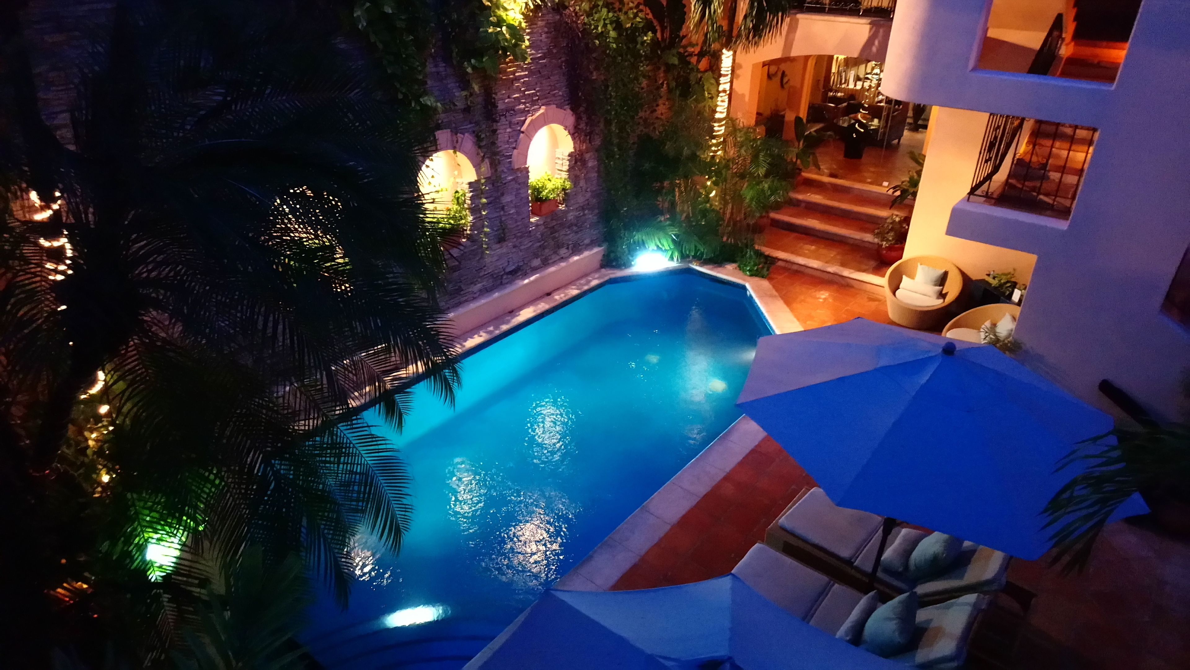 Kolam renang outdoor, dengan payung kolam renang dan kursi berjemur