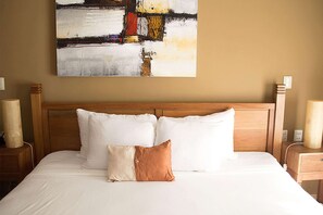 Room, 1 King Bed, Non Smoking | Egyptian cotton sheets, premium bedding, pillowtop beds, in-room safe