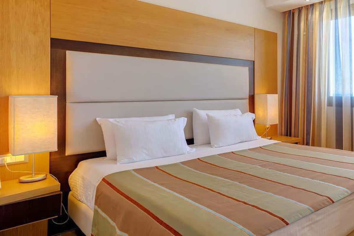 Kaliteli yatak takımı, minibar, odada kasa, ücretsiz beşik/çocuk yatağı 