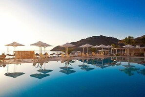 Alberca techada y alberca al aire libre