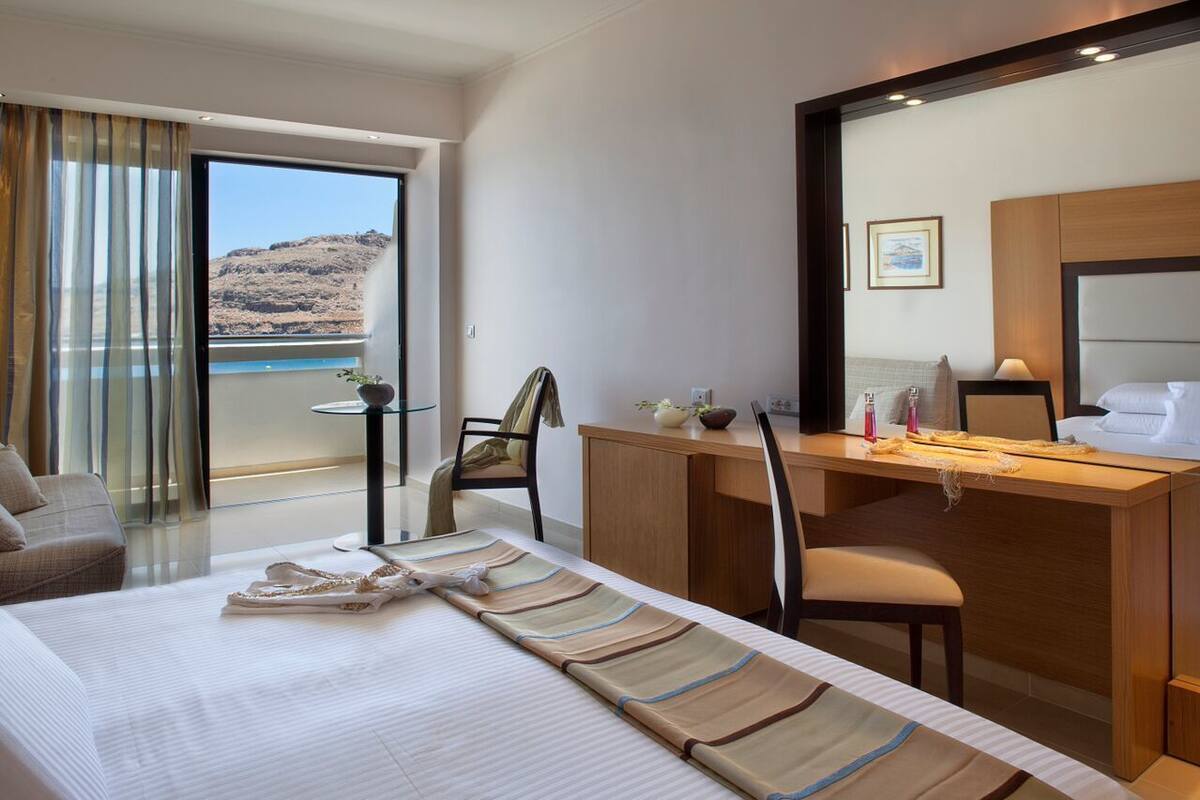 Kaliteli yatak takımı, minibar, odada kasa, ücretsiz beşik/çocuk yatağı 