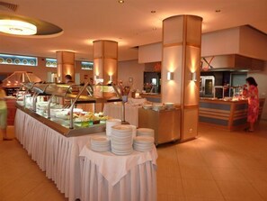 3 restaurants, lunch, dinner served; international cuisine 