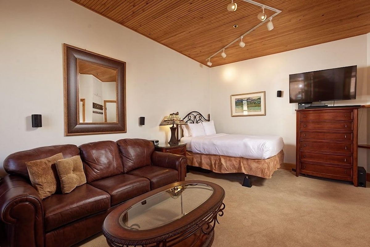 Standard Room (306) | Premium bedding, blackout curtains, iron/ironing board (on request)