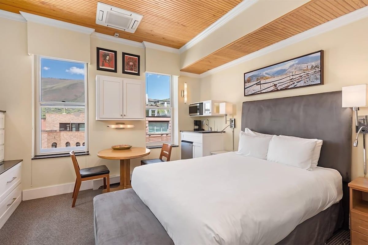 Deluxe Room (305) | Premium bedding, blackout curtains, iron/ironing board (on request)