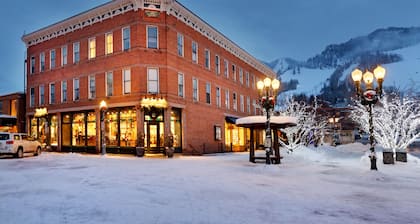 Independence Square Lodge by Frias