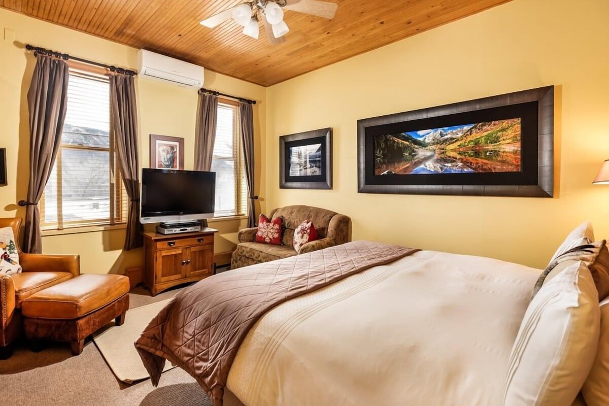 Deluxe Room, Mountain View (309) | Premium bedding, blackout curtains, iron/ironing board (on request)