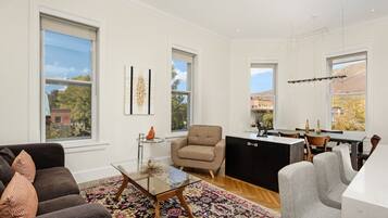 ทีวีจอแบน 32 นิ้ว พร้อมช่องเคเบิล