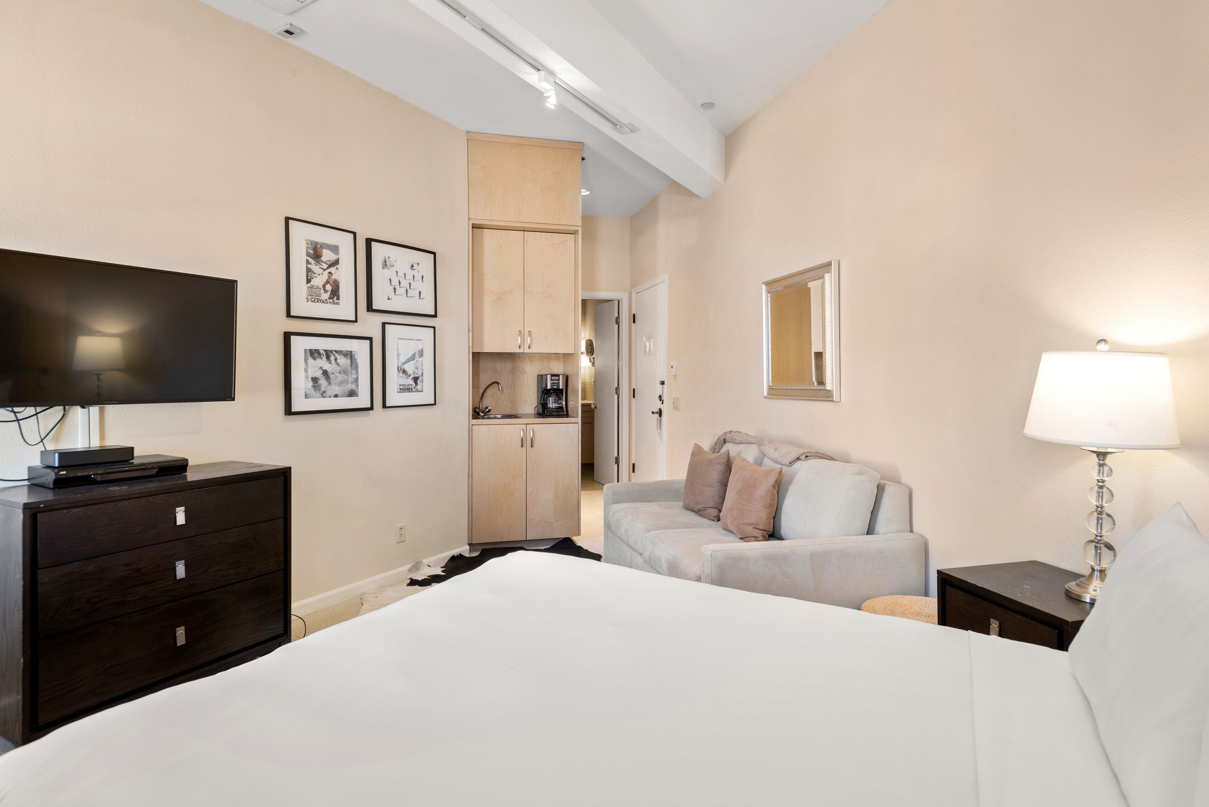 deluxe room, mountain view (304) | premium bedding, individually decorated, individually furnished