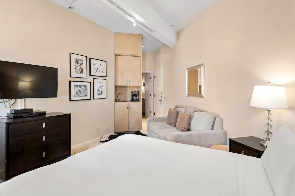 deluxe room, mountain view (304) | premium bedding, individually decorated, individually furnished