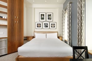 Premier Room, 1 King Bed, Kitchenette (212)