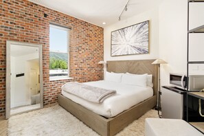 Deluxe Room, 1 King Bed, Mountain View (307)