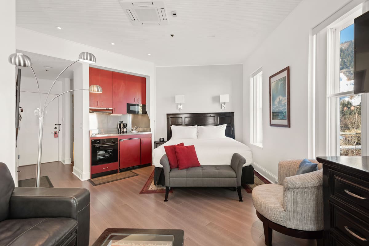 Premier Room, 1 King Bed, Kitchenette, Mountain View (303)