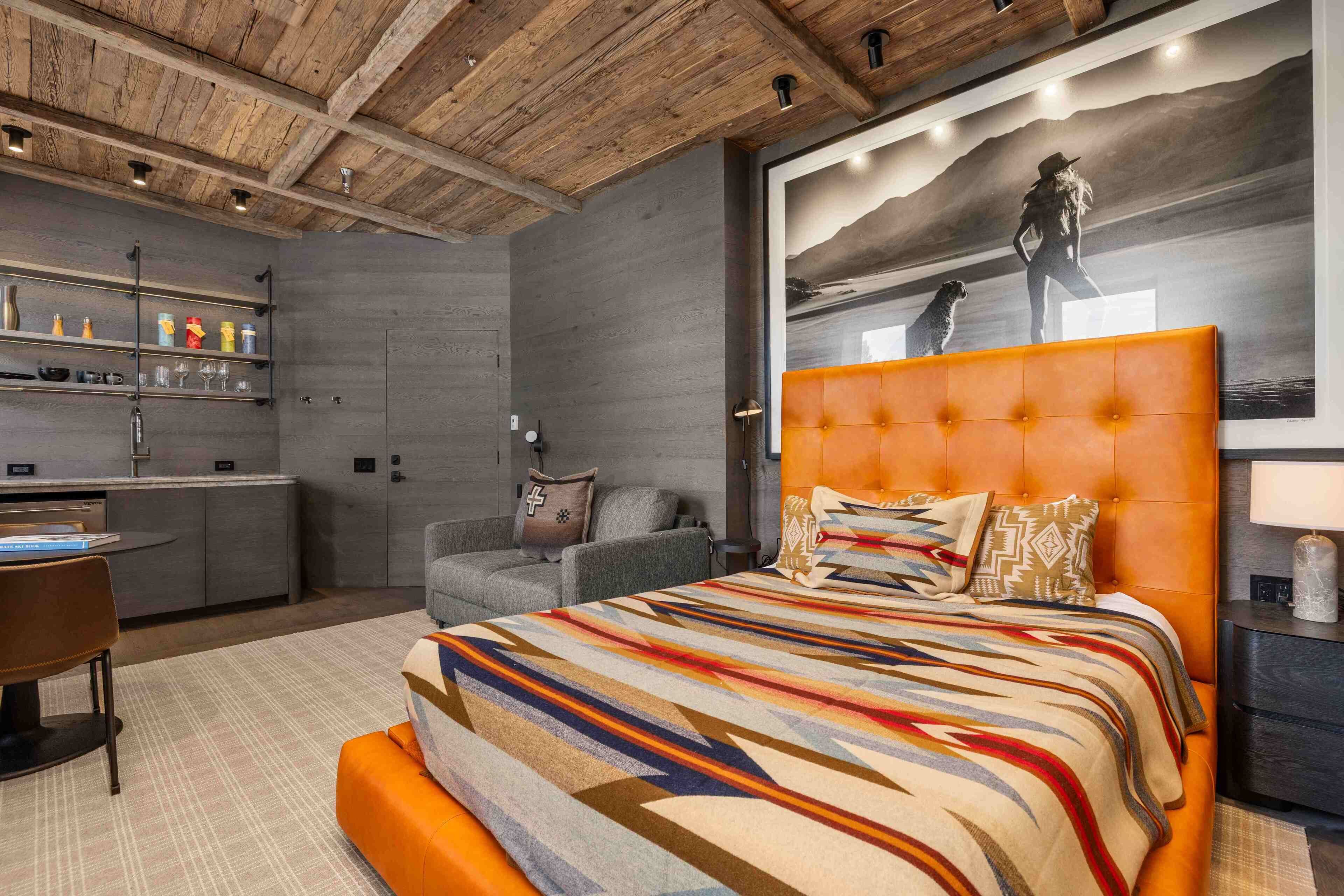 Ein modernes Schlafzimmer mit einem großen Bett, einem Schreibtisch und einem Stuhl.