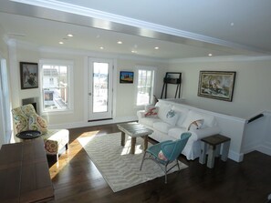 Townhouse Mewah, 2 kamar tidur, teras, pemandangan laut | Ruang keluarga | Televisi layar datar 52-inci dengan saluran TV kabel dan TV