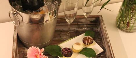 Habitación de lujo | Edredón, decoración personalizada y cortinas blackout