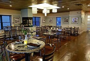 Menyajikan masakan Thailand