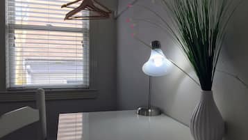 Quarto, 1 cama King | Roupas de cama antialérgicas, edredons de pluma, cortinas blackout