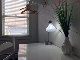 Habitación, 1 cama de matrimonio grande | Ropa de cama hipoalergénica, edredones de plumas, cortinas opacas
