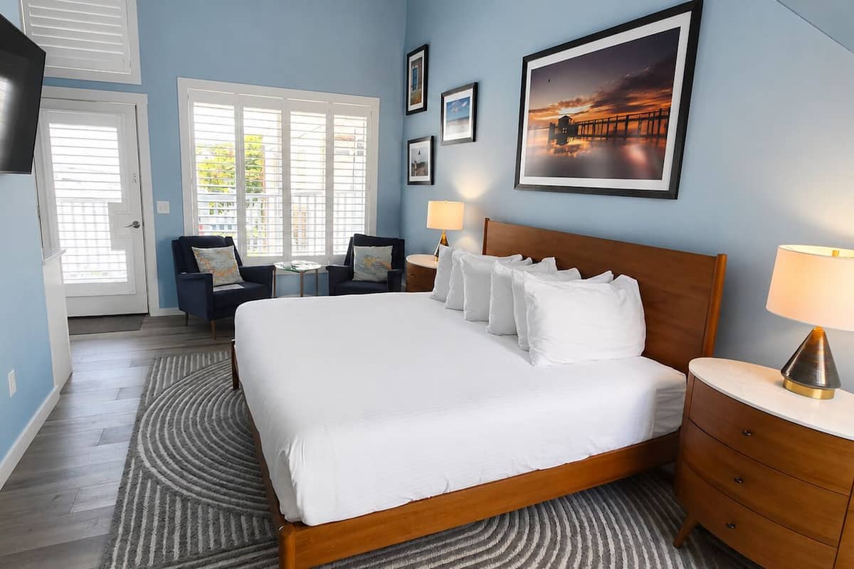 Luxury Room | Down comforters, blackout drapes, iron/ironing board (on request)