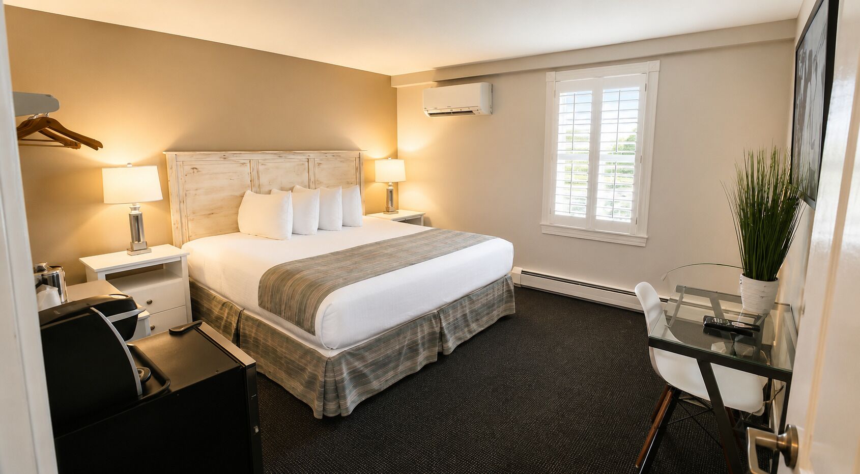 Room, 1 King Bed | Hypo-allergenic bedding available, down comforters, blackout drapes