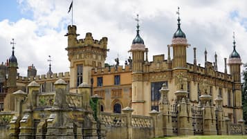 Un bâtiment historique à l’architecture riche et élaborée, agrémenté de tourelles et de statues.