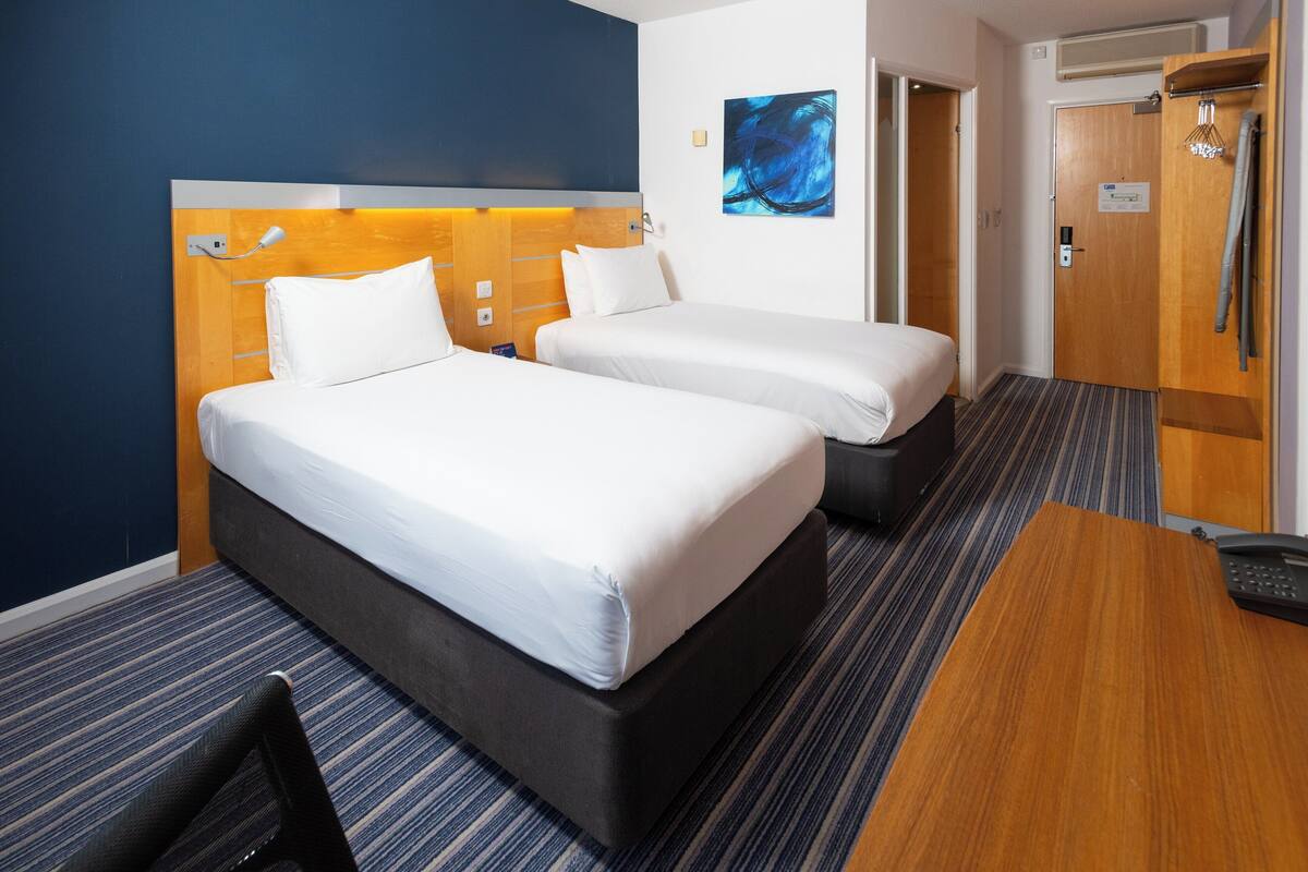 standard room, 2 single beds (with free hot breakfast) | desk, iron/ironing board, free cots/infant beds, free wifi