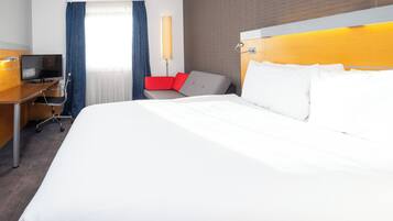 Skrivebord, strykejern/-brett og barnesenger (inkludert)